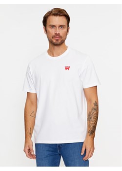 Wrangler T-Shirt Sign Off 112341126 Biały Regular Fit ze sklepu MODIVO w kategorii T-shirty męskie - zdjęcie 182675012