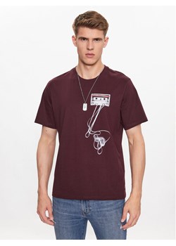 Levi's® T-Shirt 16143-1011 Bordowy Relaxed Fit ze sklepu MODIVO w kategorii T-shirty męskie - zdjęcie 182675781