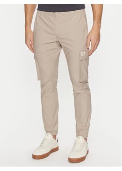 Calvin Klein Jeans Joggery J30J327614 Beżowy Skinny Fit - id: 0000305091789 - marki Calvin Klein - 182676010 Calvin Klein Jeans Joggery J30J327614 Beżowy Skinny Fit ze sklepu MODIVO w kategorii Spodnie męskie - zdjęcie 182676010