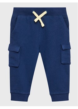 Guess Spodnie dresowe N3GQ11 KA6R0 Niebieski Relaxed Fit ze sklepu MODIVO w kategorii Spodnie i półśpiochy - zdjęcie 182676103