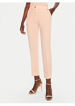 Marciano Guess Spodnie materiałowe 5RGB03 7115A Koralowy Slim Fit ze sklepu MODIVO w kategorii Spodnie damskie - zdjęcie 182677214