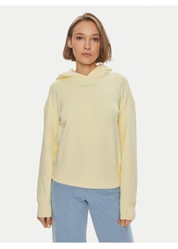 Calvin Klein Bluza Micro Logo K20K206631 Żółty Regular Fit ze sklepu MODIVO w kategorii Bluzy damskie - zdjęcie 182678172
