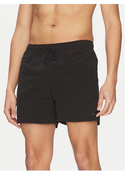 Tommy Hilfiger Szorty kąpielowe UM0UM03477 Czarny Regular Fit ze sklepu MODIVO w kategorii Kąpielówki - zdjęcie 182678422