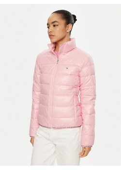 Tommy Jeans Kurtka zimowa Essential DW0DW19312 Różowy Regular Fit ze sklepu MODIVO w kategorii Kurtki damskie - zdjęcie 182678642