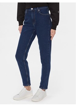 Calvin Klein Jeans Jeansy Mom Jean J20J223244 Granatowy Mom Fit ze sklepu MODIVO w kategorii Jeansy damskie - zdjęcie 182678664