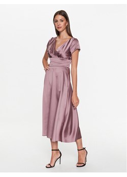 Swing Sukienka koktajlowa 5AE05200 Fioletowy Regular Fit ze sklepu MODIVO w kategorii Sukienki - zdjęcie 182678974