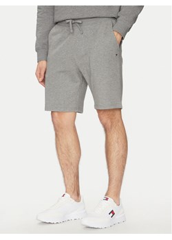 Tommy Hilfiger Szorty sportowe Essential MW0MW37240 Szary Regular Fit ze sklepu MODIVO w kategorii Spodenki męskie - zdjęcie 182679304