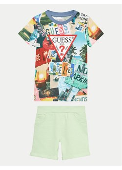 Guess Komplet t-shirt i szorty sportowe N4GG12 K8HM3 Kolorowy Regular Fit ze sklepu MODIVO w kategorii Komplety chłopięce - zdjęcie 182679901