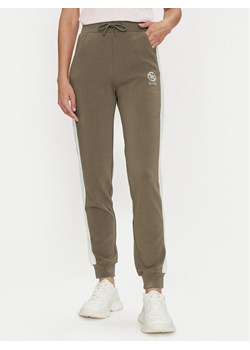 Guess Spodnie dresowe Elea V4YB02 KCDN0 Brązowy Regular Fit ze sklepu MODIVO w kategorii Spodnie damskie - zdjęcie 182679914