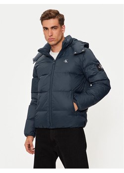 Calvin Klein Jeans Kurtka puchowa Essentials J30J325946 Granatowy Regular Fit ze sklepu MODIVO w kategorii Kurtki męskie - zdjęcie 182680980