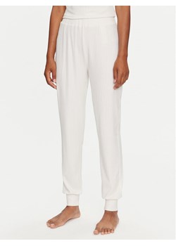 Guess Spodnie piżamowe O3BB00 KBXB2 Szary Regular Fit ze sklepu MODIVO w kategorii Piżamy damskie - zdjęcie 182681281