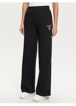 Guess Spodnie dresowe V5RB12 KC3D2 Czarny Regular Fit ze sklepu MODIVO w kategorii Spodnie damskie - zdjęcie 182681324