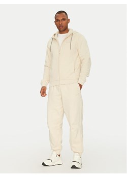 EA7 Emporio Armani Dres 7M000243 AF10377 U1079 Beżowy Regular Fit ze sklepu MODIVO w kategorii Dresy męskie - zdjęcie 182681581