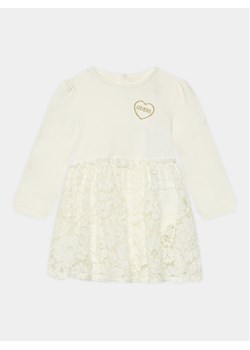 Guess Sukienka codzienna S3BG00 KB8R0 Écru Regular Fit ze sklepu MODIVO w kategorii Sukienki niemowlęce - zdjęcie 182681780