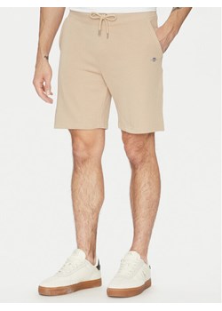 Gant Szorty sportowe Shield 2009027 Beżowy Regular Fit ze sklepu MODIVO w kategorii Spodenki męskie - zdjęcie 182682001
