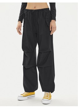 Converse Spodnie materiałowe W Parachute Pant 10026399-A01 Czarny Loose Fit ze sklepu MODIVO w kategorii Spodnie damskie - zdjęcie 182682364