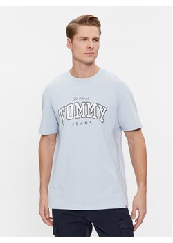 Tommy Jeans T-Shirt Varsity DM0DM18287 Błękitny Regular Fit ze sklepu MODIVO w kategorii T-shirty męskie - zdjęcie 182683944