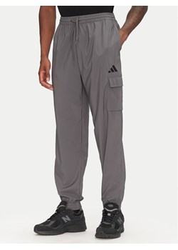 adidas Spodnie dresowe Essentials Small Logo JD1822 Szary Regular Fit ze sklepu MODIVO w kategorii Spodnie męskie - zdjęcie 182683974