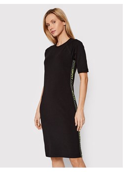DKNY Sport Sukienka codzienna DP1D4481 Czarny Regular Fit ze sklepu MODIVO w kategorii Sukienki - zdjęcie 182684240