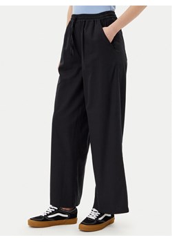 Volcom Spodnie materiałowe Dropping B1212503 Czarny Relaxed Fit ze sklepu MODIVO w kategorii Spodnie damskie - zdjęcie 182684384