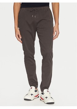 Tommy Jeans Joggery Austin DM0DM20283 Szary Slim Fit - id: 0000304393952 - marki Tommy Jeans - 182684451 Tommy Jeans Joggery Austin DM0DM20283 Szary Slim Fit ze sklepu MODIVO w kategorii Spodnie męskie - zdjęcie 182684451