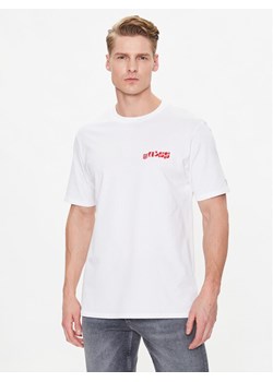 Guess T-Shirt Vintage Surf F3GI03 I3Z14 Biały Regular Fit ze sklepu MODIVO w kategorii T-shirty męskie - zdjęcie 182684521