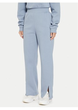 Reebok Spodnie dresowe Fleece Pant 100076053 Niebieski Regular Fit ze sklepu MODIVO w kategorii Spodnie damskie - zdjęcie 182684762