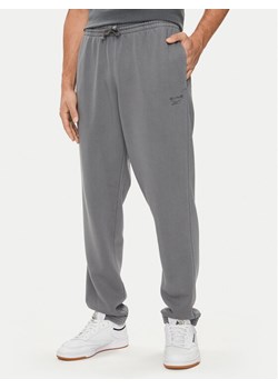 Reebok Spodnie dresowe Ri Washed 100200154 Szary Regular Fit ze sklepu MODIVO w kategorii Spodnie męskie - zdjęcie 182685021