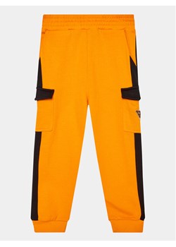 Guess Spodnie dresowe L3YQ12 KA6R3 Pomarańczowy Regular Fit ze sklepu MODIVO w kategorii Spodnie chłopięce - zdjęcie 182685701