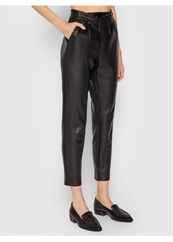 Vero Moda Spodnie z imitacji skóry Eva 10205737 Czarny Relaxed Fit ze sklepu MODIVO w kategorii Spodnie damskie - zdjęcie 182685784