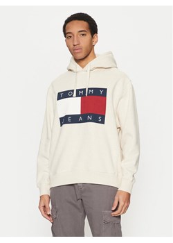 Tommy Jeans Bluza Flag DM0DM21174 Beżowy Regular Fit ze sklepu MODIVO w kategorii Bluzy męskie - zdjęcie 182686094