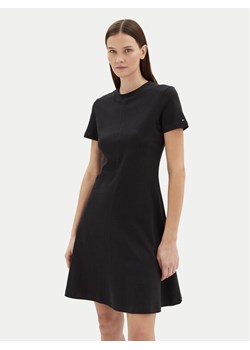 Tommy Hilfiger Sukienka codzienna WW0WW45521 Czarny Regular Fit ze sklepu MODIVO w kategorii Sukienki - zdjęcie 182686513