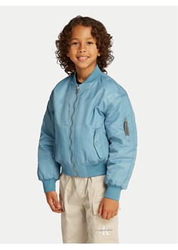 Calvin Klein Jeans Kurtka bomber IB0IB02254 Niebieski Regular Fit ze sklepu MODIVO w kategorii Kurtki chłopięce - zdjęcie 182686653