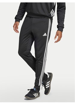 adidas Spodnie dresowe Tiro 25 Essentials Sweat JC5464 Czarny Regular Fit ze sklepu MODIVO w kategorii Spodnie męskie - zdjęcie 182687142