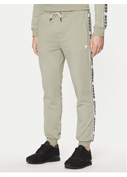 Guess Spodnie dresowe Z2YB19 K6ZS1 Zielony Regular Fit ze sklepu MODIVO w kategorii Spodnie męskie - zdjęcie 182687582