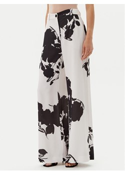 ACCESS FASHION Spodnie palazzo 53-5047-073 Biały Regular Fit ze sklepu MODIVO w kategorii Spodnie damskie - zdjęcie 182688050