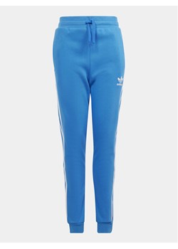 adidas Spodnie dresowe 3-Stripes IM9676 Niebieski Regular Fit ze sklepu MODIVO w kategorii Spodnie chłopięce - zdjęcie 182688223