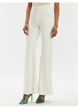 Juicy Couture Spodnie dresowe Rodeo Layla JCBBJ223823 Écru Regular Fit ze sklepu MODIVO w kategorii Spodnie damskie - zdjęcie 182688271