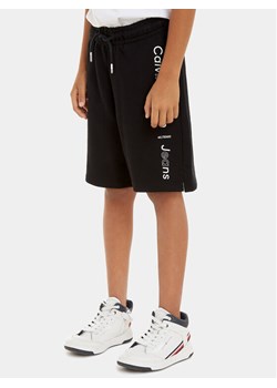 Calvin Klein Jeans Szorty sportowe Maxi Inst Logo IB0IB02062 Czarny Relaxed Fit ze sklepu MODIVO w kategorii Spodenki chłopięce - zdjęcie 182688354