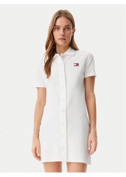 Tommy Jeans Sukienka codzienna Badge DW0DW20302 Écru Regular Fit ze sklepu MODIVO w kategorii Sukienki - zdjęcie 182688493