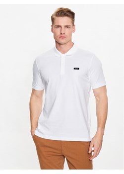 Calvin Klein Polo K10K111196 Biały Regular Fit ze sklepu MODIVO w kategorii T-shirty męskie - zdjęcie 182689103