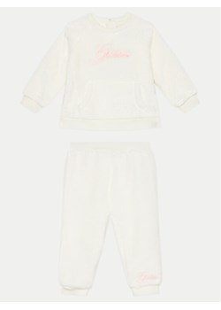 Guess Dres A4BG13 WFRS0 Beżowy Regular Fit ze sklepu MODIVO w kategorii Dresy dla niemowlaka - zdjęcie 182689203