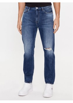 Tommy Jeans Jeansy Dad DM0DM16654 Granatowy Tapered Fit ze sklepu MODIVO w kategorii Jeansy męskie - zdjęcie 182689244