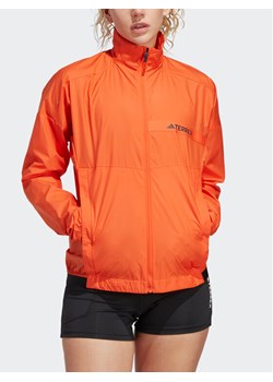 adidas Wiatrówka Terrex Multi Windbreaker HZ4237 Pomarańczowy Regular Fit ze sklepu MODIVO w kategorii Kurtki damskie - zdjęcie 182689560