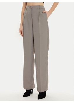 Noisy May Spodnie materiałowe Debbie 27029240 Szary Regular Fit ze sklepu MODIVO w kategorii Spodnie damskie - zdjęcie 182689582