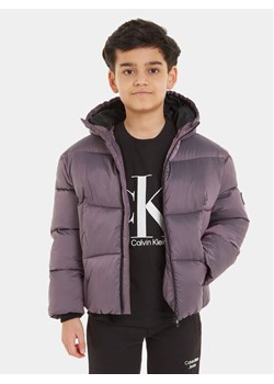 Calvin Klein Jeans Kurtka puchowa Hyper Two Tone IB0IB01818 Fioletowy Regular Fit ze sklepu MODIVO w kategorii Kurtki chłopięce - zdjęcie 182689983