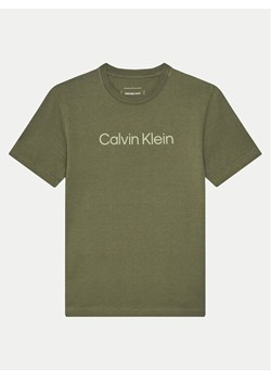 Calvin Klein Jeans T-Shirt IU0IU00682 Zielony Regular Fit - id: 0000304406898 - marki Calvin Klein - 182689992 Calvin Klein Jeans T-Shirt IU0IU00682 Zielony Regular Fit ze sklepu MODIVO w kategorii T-shirty chłopięce - zdjęcie 182689992