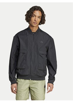 adidas Kurtka bomber City Escape IY1505 Czarny Loose Fit ze sklepu MODIVO w kategorii Kurtki męskie - zdjęcie 182690113