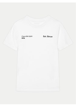 Calvin Klein Jeans T-Shirt IB0IB02236 Biały Regular Fit ze sklepu MODIVO w kategorii Bluzki dziewczęce - zdjęcie 182690150