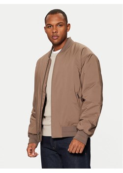 Calvin Klein Kurtka bomber Hero 00040EM567 Beżowy Regular Fit ze sklepu MODIVO w kategorii Kurtki męskie - zdjęcie 182690160